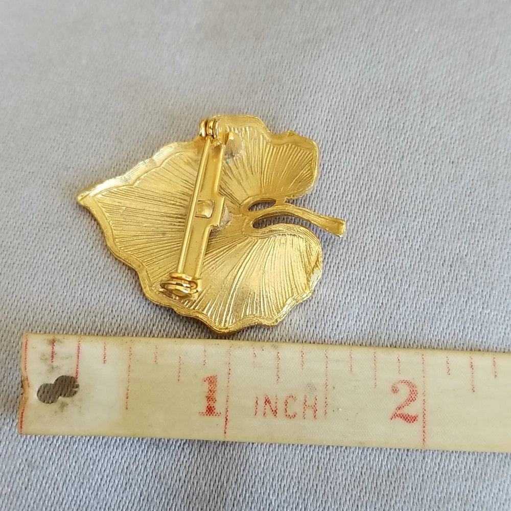 Golden tone LAZER CUT Vintage LEAF pin - Picture 3 of 3